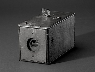 The Kodak of 1888 original model with barrel shutter.jpg
